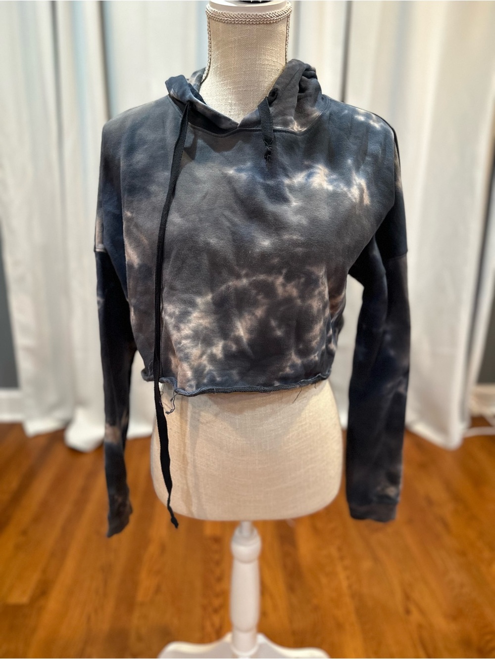 American Threads cream/ navy blue tie dyed cropped hoodie women’s size M EUC